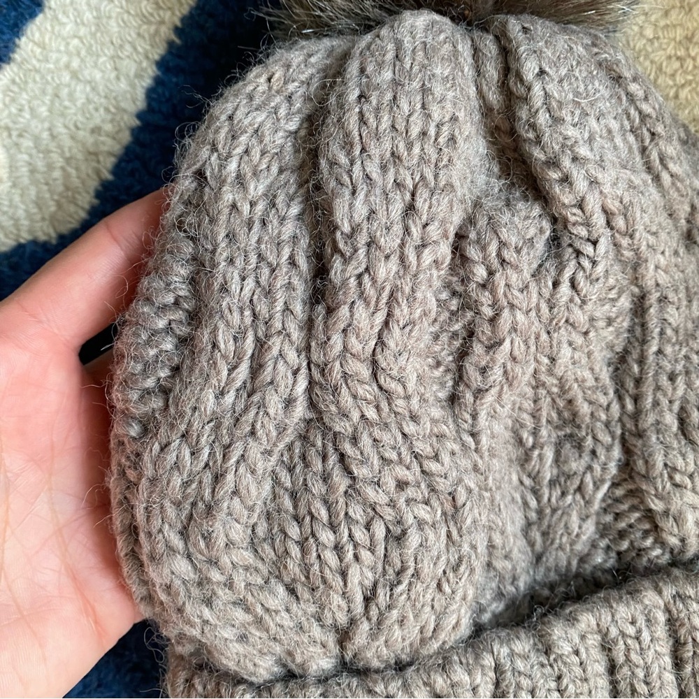 ❄️ H&M GREY WOOL BLEND FAUX FUR POM POM CABLE KNIT WINTER HAT! - Picture 12 of 15